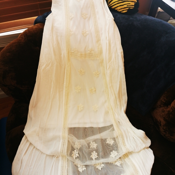 Beautiful long flowing lace dress - Picture 4 of 5